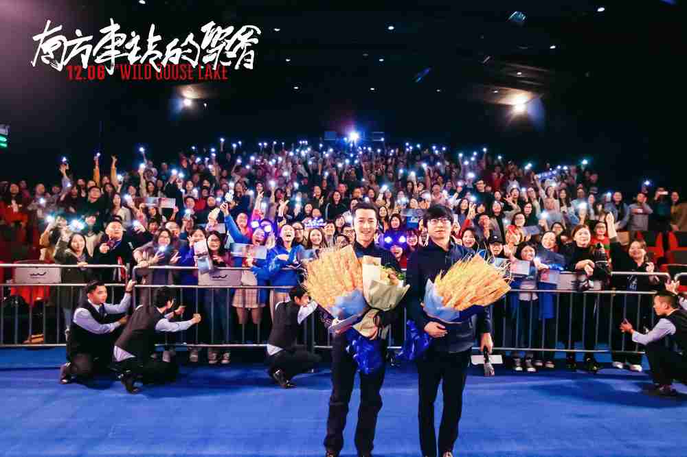 导演刁亦男、、、胡歌与观众合影 导演刁亦男、、、胡歌与观众合影